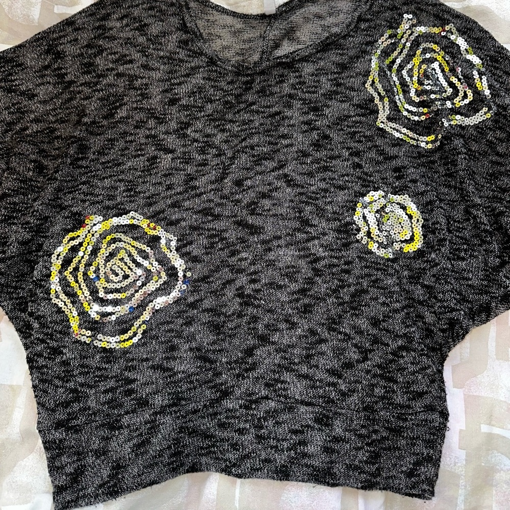 Thin top sweater like roses